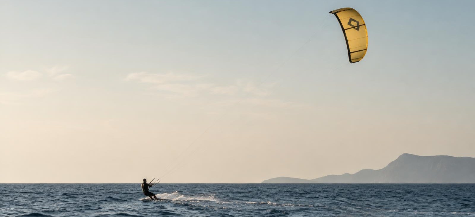 Kitesurfeur solitaire évoluant sur une mer Méditerranée ouverte